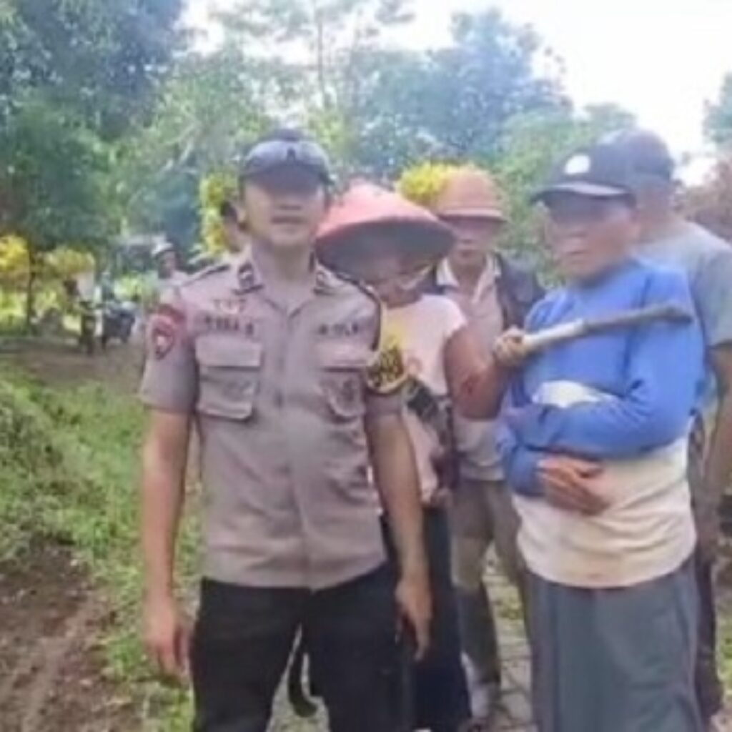 Jumat Bersih di TPU Pejamben, Aipda Sri Eka Dapat Apresiasi dari Warga Desa Binaan