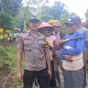 Jumat Bersih di TPU Pejamben, Aipda Sri Eka Dapat Apresiasi dari Warga Desa Binaan