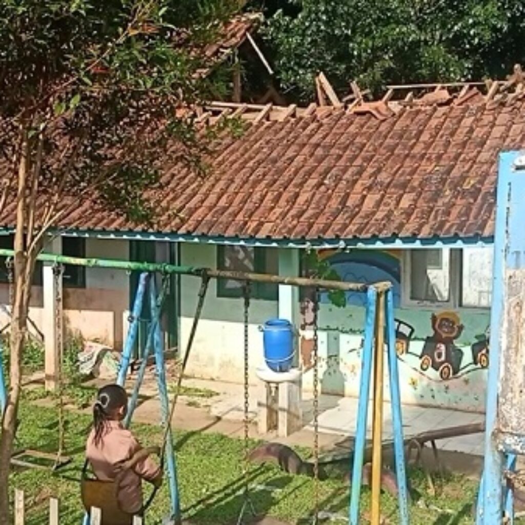 Memprihatinkan, Atap PAUD Nurul Hidayah Lebak Nyaris Roboh dan Membahayakan Siswa