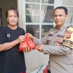 Bhabinkamtibmas Sukaharja Ketapang Bagikan Daging Qurban kepada Warga Kurang Mampu