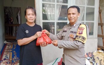Bhabinkamtibmas Sukaharja Ketapang Bagikan Daging Qurban