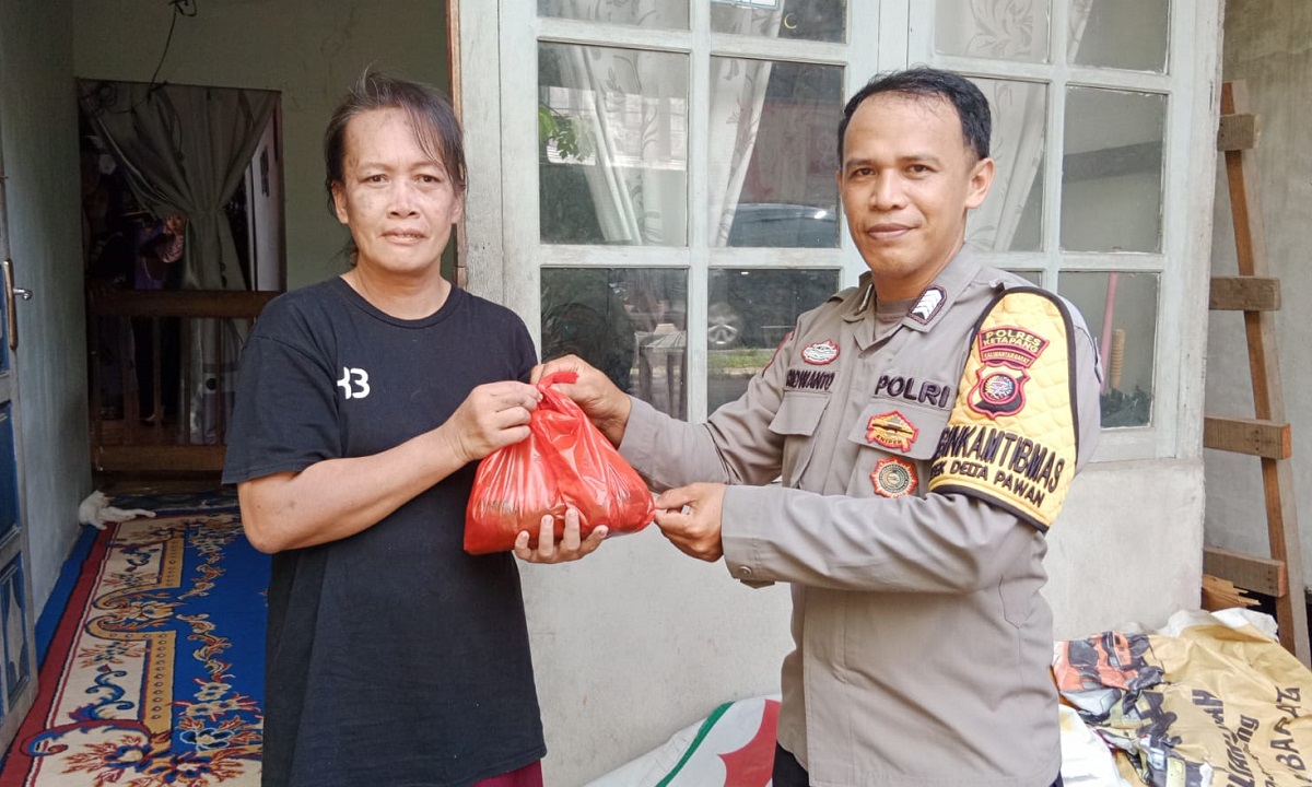 Bhabinkamtibmas Sukaharja Ketapang Bagikan Daging Qurban