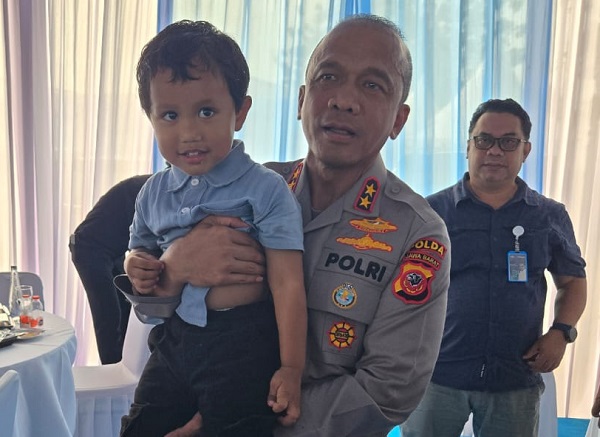 Bocah 3 Tahun Ini Curi Perhatian Kapolda Jabar
