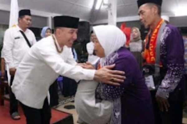 Bupati Hasbi Jayabaya Lepas 391 Jemaah Haji Kloter 18 asal Lebak ke Embarkasi Cipondoh, 2 Calon Jemaah Tertunda Berangkat