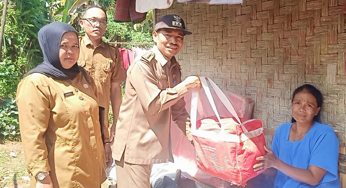 Camat Cirinten Kunjungi Rumah Tidak Layak Huni