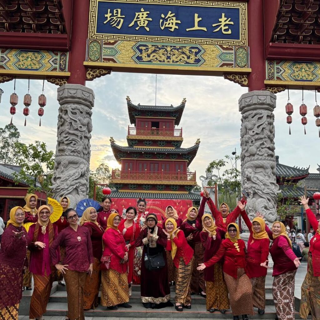 Fashion Show Kemuning dan Angklung Srikandi Meriahkan HUT Ke-4 Old Shanghai Sedayu City