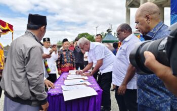 Gubernur Papua Tengah dan Pemkab Mimika Serahkan 66 Ekor Sapi Kurban