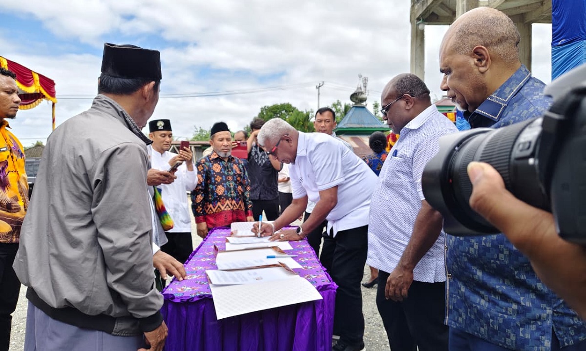 Gubernur Papua Tengah dan Pemkab Mimika Serahkan 66 Ekor Sapi Kurban