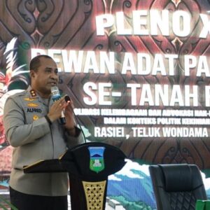 Hadiri Pleno XIX Dewan Adat Papua di Teluk Wondama, Kapolda Papua Barat Tekankan Peran Adat Jaga Kamtibmas