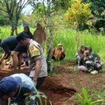 Humanis, Bhabinkamtibmas Polsek Carita Ikut Pemakaman Warga di Pandeglang, Perkuat Kedekatan dengan Masyarakat