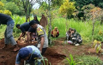 Humanis, Bhabinkamtibmas Polsek Carita Ikut Pemakaman Warga di Pandeglang, Perkuat Kedekatan dengan Masyarakat