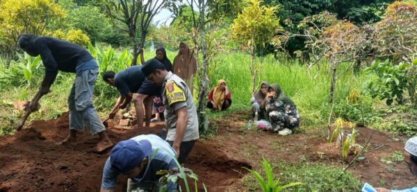 Humanis, Bhabinkamtibmas Polsek Carita Ikut Pemakaman Warga di Pandeglang, Perkuat Kedekatan dengan Masyarakat