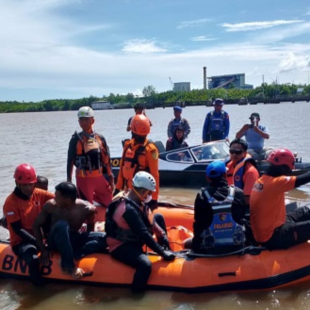 Insiden Kapal Laut: Sat Pol Airud Polres Ketapang Evakuasi 6 ABK KM Lautan Anugerah, 1 Tewas