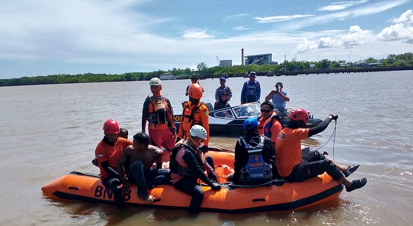 Insiden Kapal Laut: Sat Pol Airud Polres Ketapang Evakuasi 6 ABK KM Lautan Anugerah