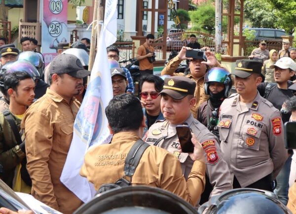 Kapolres Ketapang Pimpin Pengamanan Audiensi Serikat Buruh di DPRD, Aksi Berlangsung Aman dan Humanis
