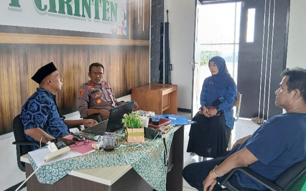 Kapolsek Monitoring Kelulusan di SMAN 1 Cirinten