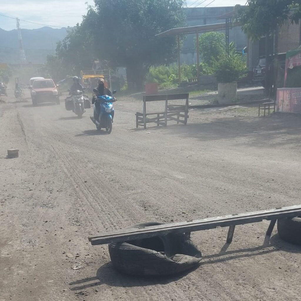 Keluhkan Debu Proyek Jalan Lintas Provinsi di Meukek, Aktivitas dan Kesehatan Warga Aceh Selatan Terganggu