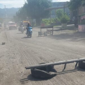 Keluhkan Debu Proyek Jalan Lintas Provinsi di Meukek, Aktivitas dan Kesehatan Warga Aceh Selatan Terganggu