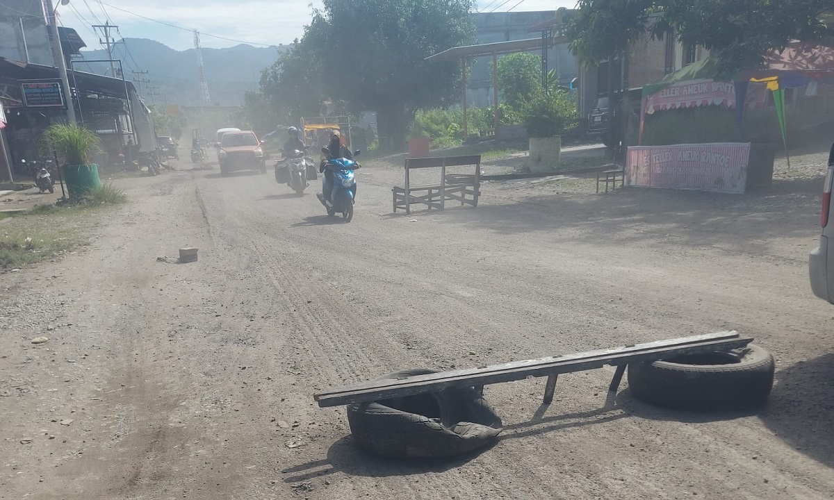 Keluhkan Debu Proyek Jalan Lintas Provinsi di Meukek