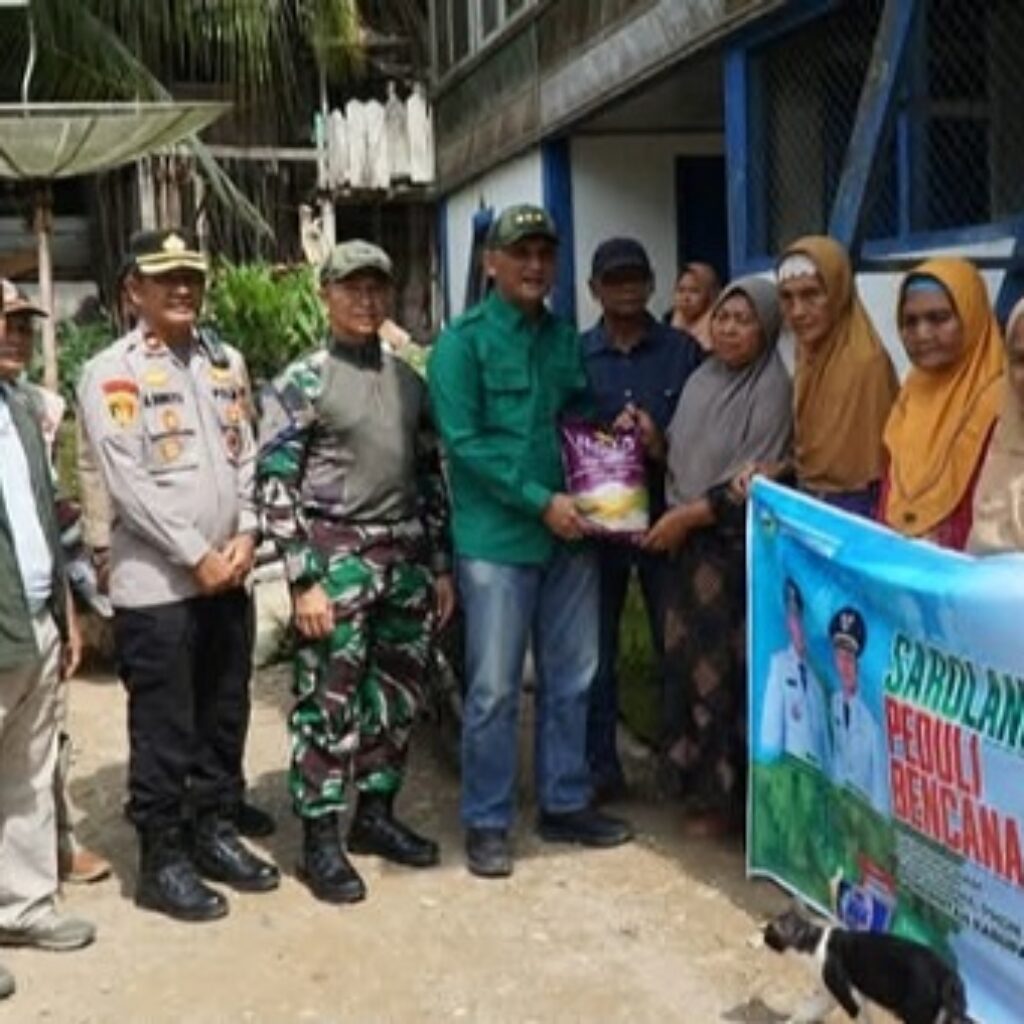Ketua DPRD Sarolangun Kunker ke Batang Asai, Tinjau Jembatan Putus dan Salurkan Bantuan Korban Banjir