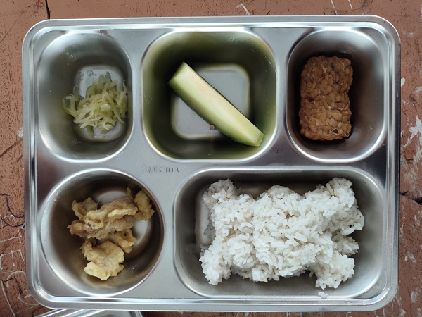 Menu Makan Bergizi Gratis di SDN 1 Karoya Dikeluhkan