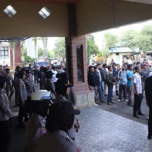 Amankan RDPU di DPRD, Polres Ketapang Pastikan Aspirasi Karyawan dan Perusahaan Berjalan Kondusif