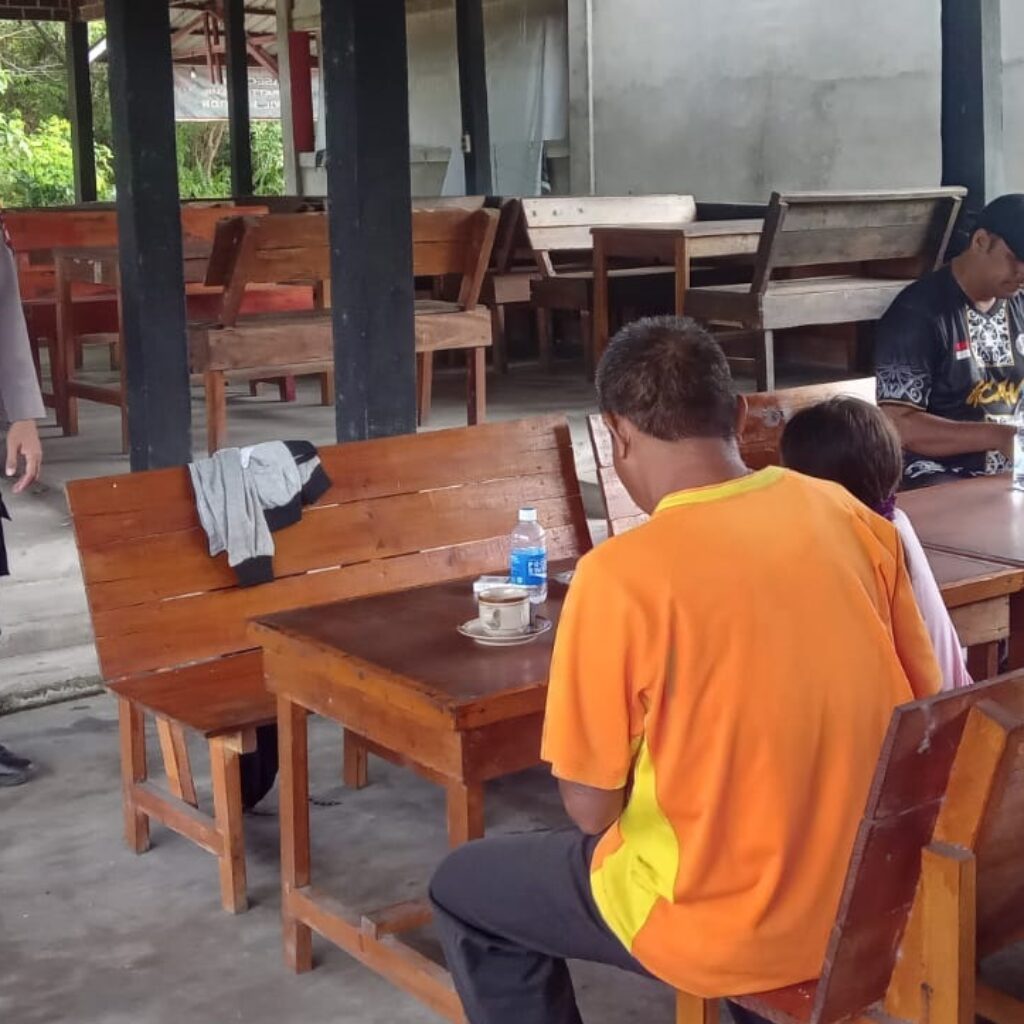 Polsek Mandor Perkuat Kamtibmas Lewat Patroli Dialogis dan Silaturahmi Bersama Warga