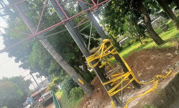 Reklame Tiang Tunggal di Jakbar Berdiri di Lahan Fasum
