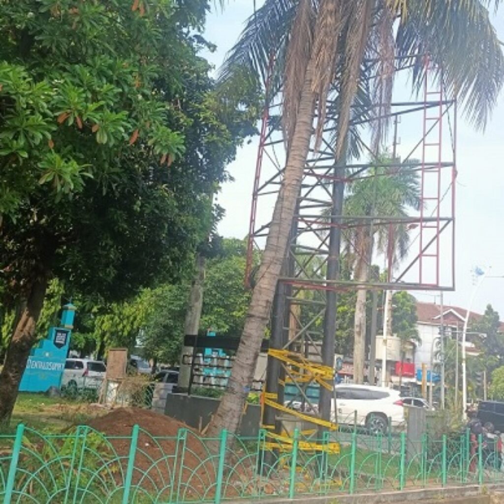 Reklame Tiang Tunggal di Kembangan Selatan Disorot, Diduga Langgar Pergub DKI dan Berdiri di Fasum