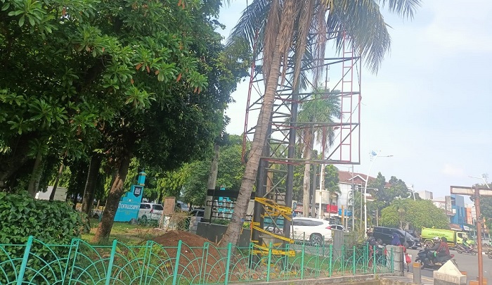 Reklame Tiang Tunggal di Kembangan Selatan Disorot