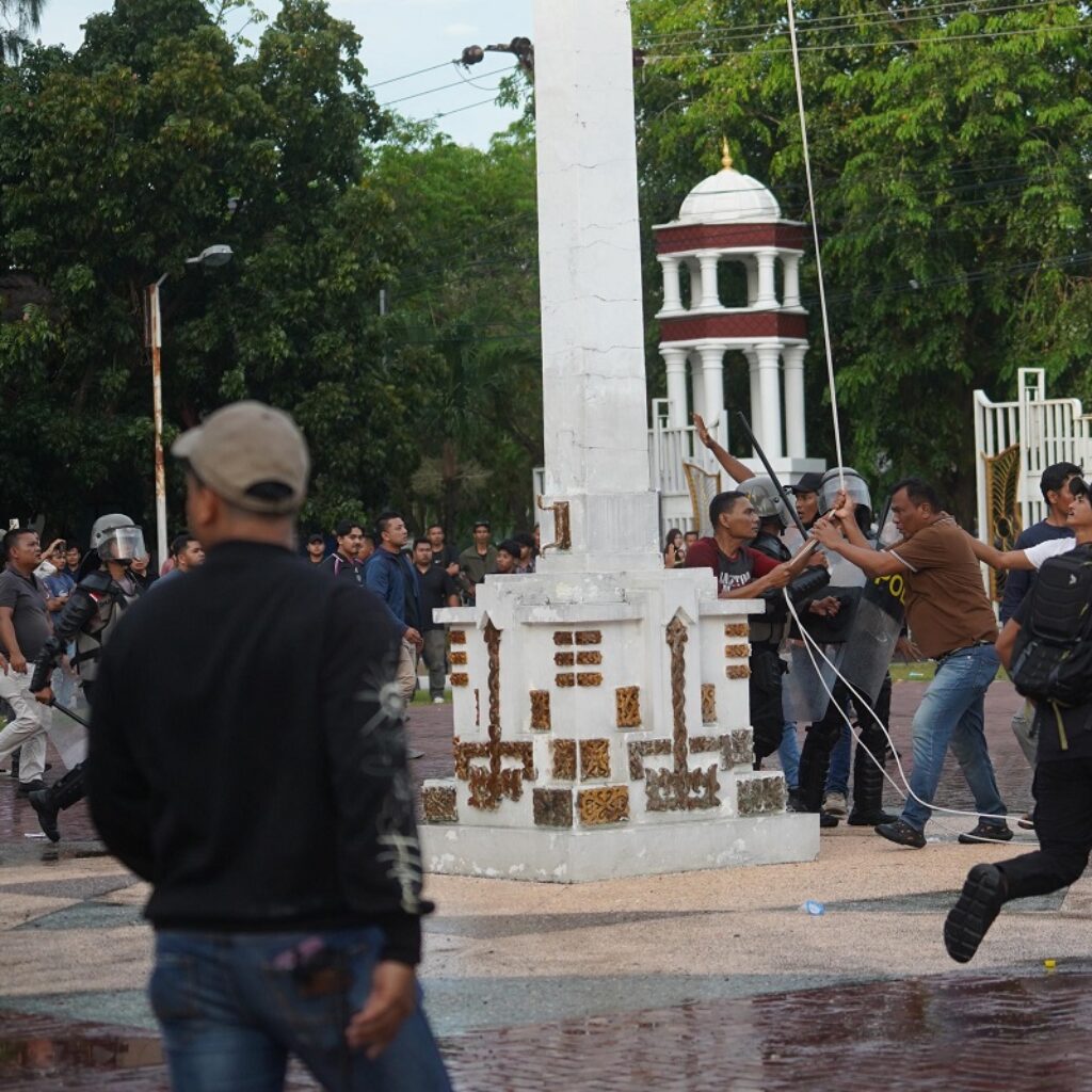 Ricuh di Kantor Gubernur Aceh, Polisi Gagalkan Penurunan Bendera Merah Putih Saat Demo Mahasiswa