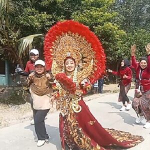 Sedekah Bumi Desa Tanggel Blora Meriah, Bibi Hastuti Jadi Maskot Ratu Tribuana Tungga Dewi dalam Kirab Gunungan