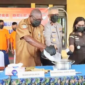 Ungkap Kasus Besar Narkoba, Polres Mimika Musnahkan 420 Gram Sabu dan Kejar 1 DPO