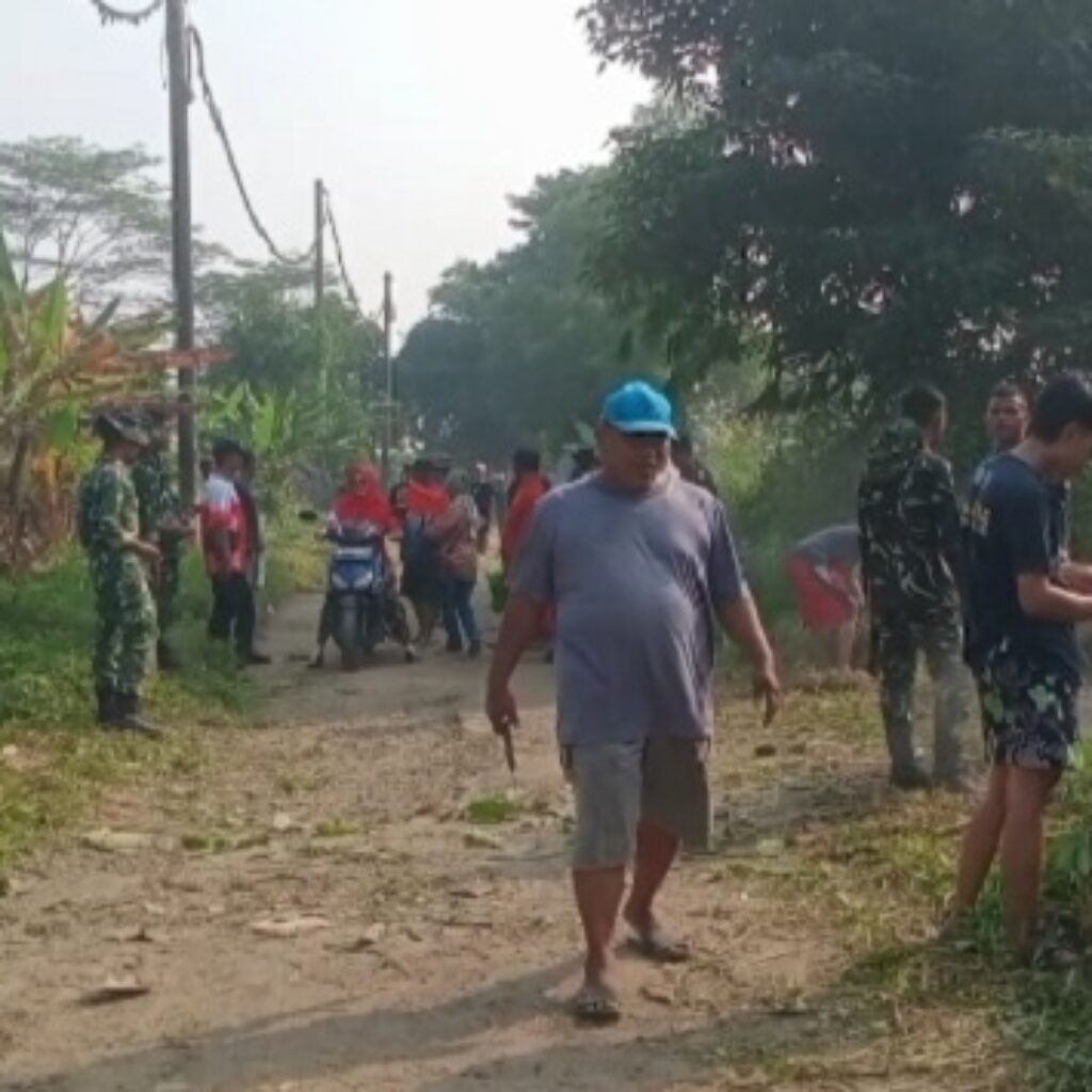 Akses Jalan dan Penerangan Tak Kunjung Dibangun, Warga Graha Citra Legok Bersama TNI Turun Tangan