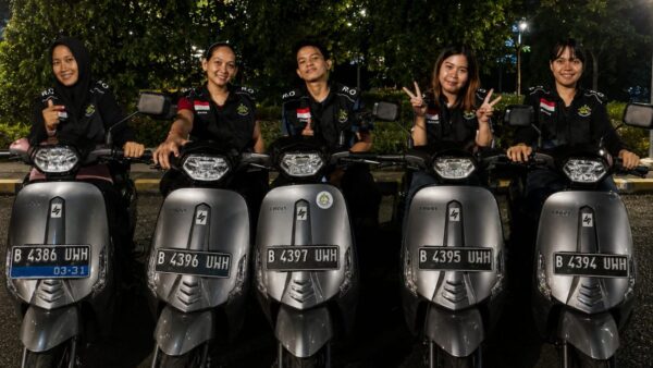 Peserta Green Ride Indonesia 2026 melakukan touring motor listrik menuju Puncak Bogor.