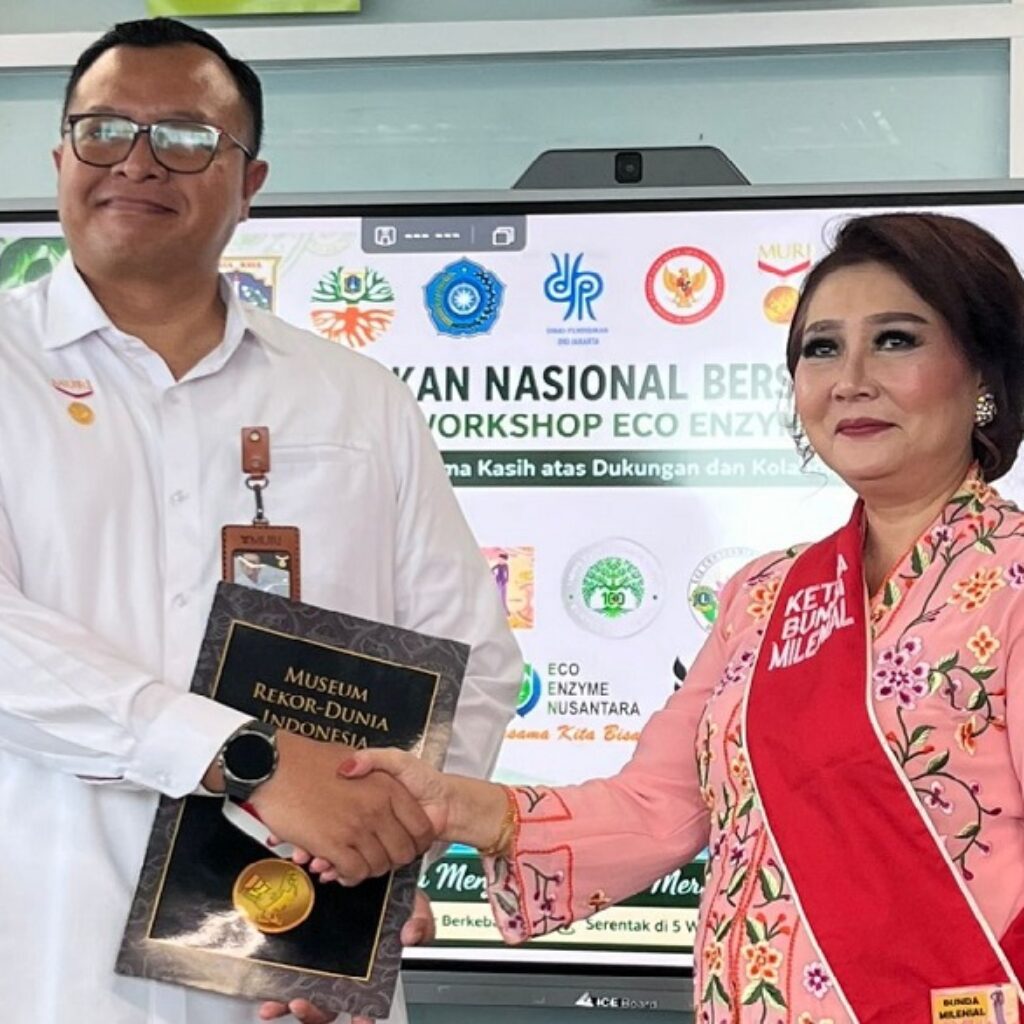 6.000 Perempuan dan Pelajar Berkebaya Pecahkan Rekor MURI Lewat Gerakan Pembuatan Eco Enzyme di 109 Titik Jakarta