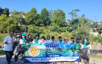 Aliansi Jurnalis Bersatu Gelar Aksi Bersih Sungai di Hulu Ciliwung Bogor