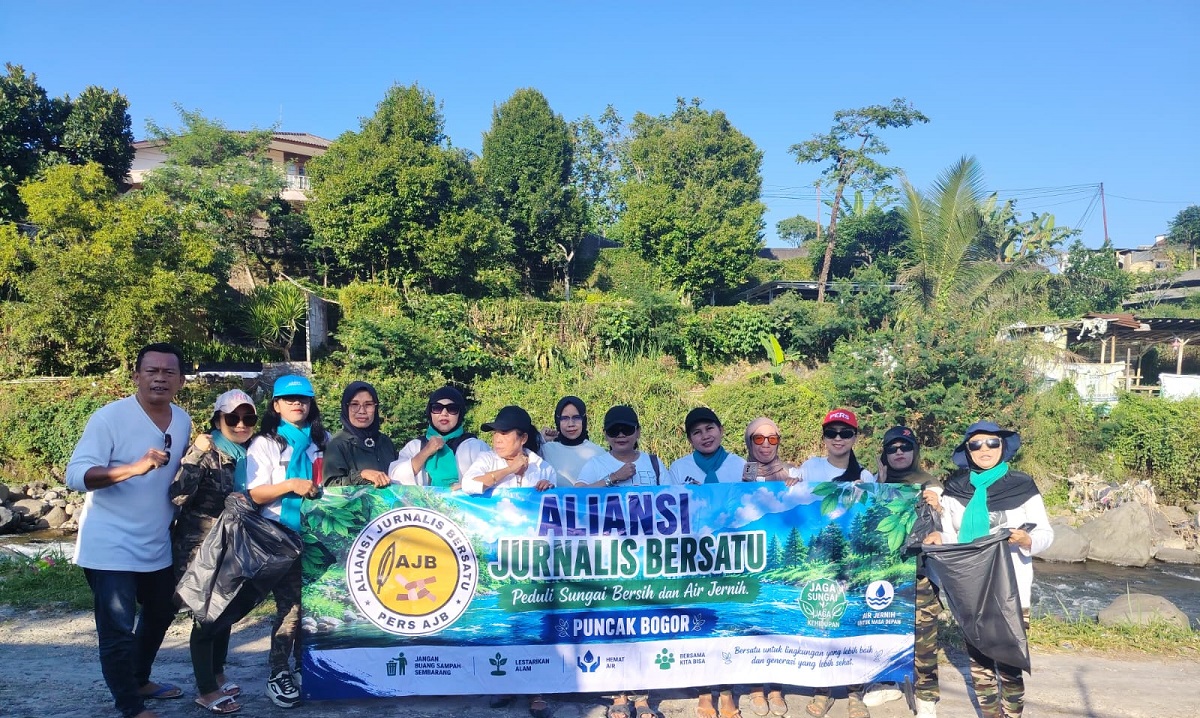 Aliansi Jurnalis Bersatu Gelar Aksi Bersih Sungai di Hulu Ciliwung Bogor