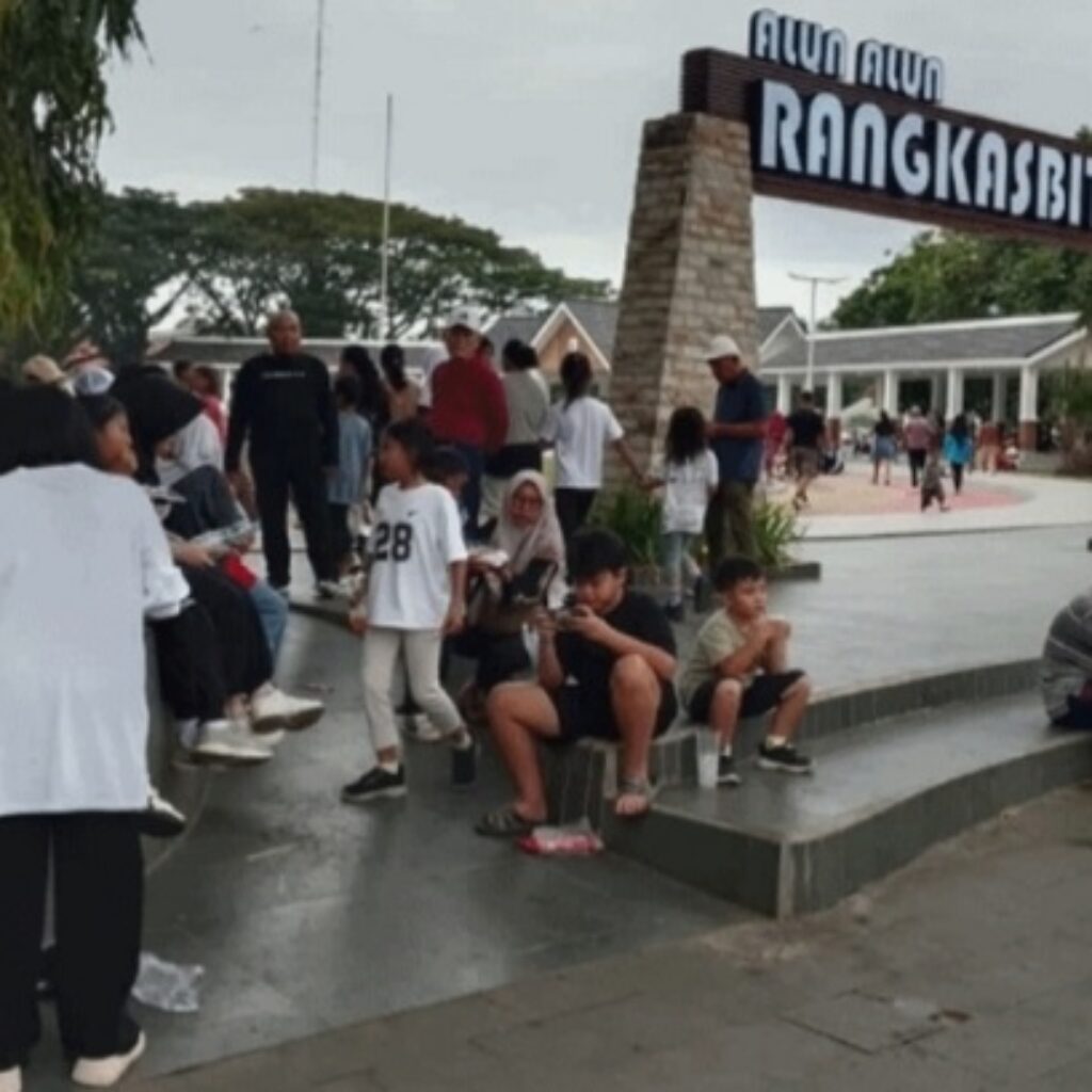 Alun-Alun Rangkasbitung Disorot, Pengunjung Keluhkan Sampah dan Pedagang Tak Tertata