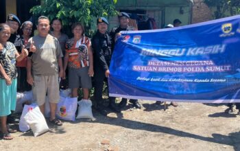 Brimob Polda Sumut Tebar Kepedulian Lewat Jumat Berkah dan Minggu Kasih, Bagikan Ratusan Paket Sembako dan Makanan Gratis