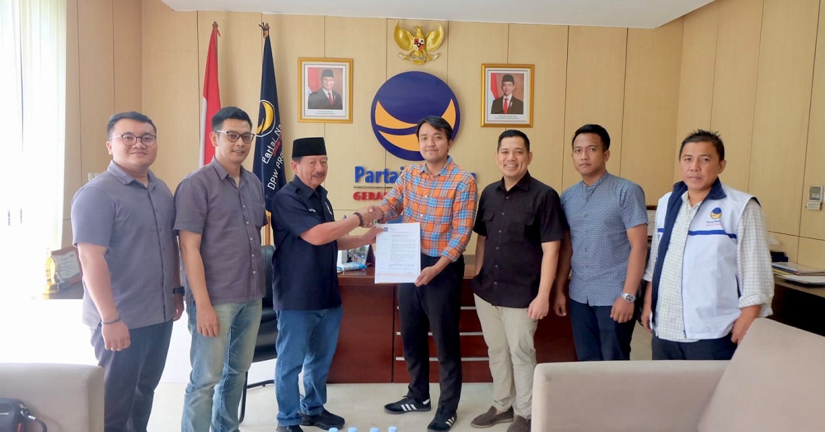DPW NasDem Lampung Resmi Serahkan SK Bahu