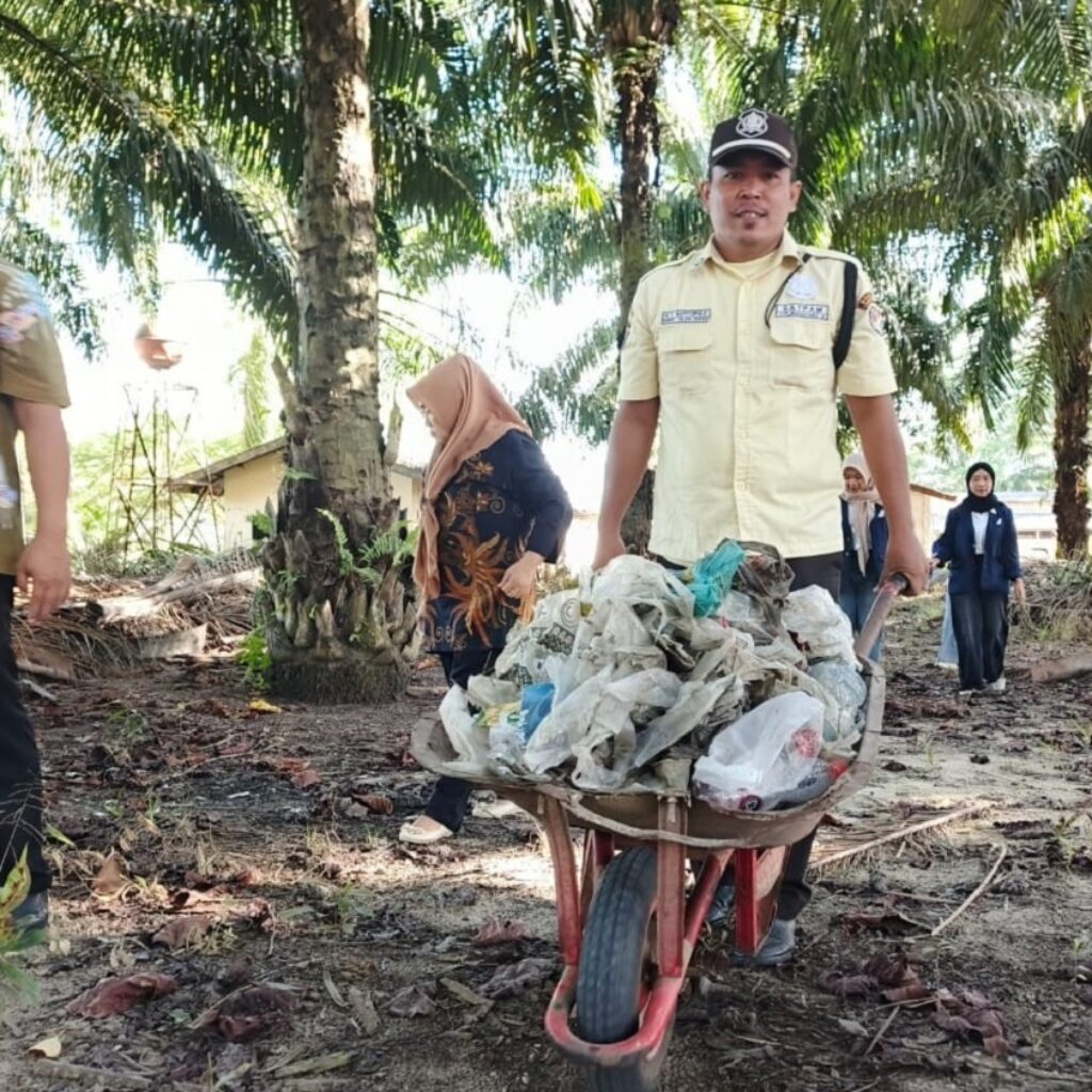 Hari Lingkungan Hidup 2026: PTPN IV PalmCo Perkuat Komitmen ESG Lewat Bersih Sungai dan Penanaman Pohon