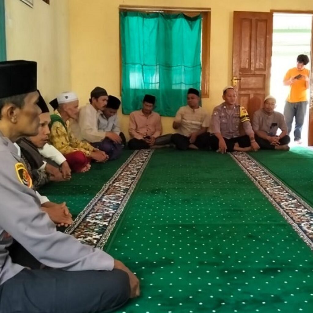 Jumat Berkah Polsek Cirinten, Bagikan 50 Paket Makanan kepada Jamaah Masjid Tungtungbatu