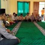 Jumat Berkah Polsek Cirinten, Bagikan 50 Paket Makanan kepada Jamaah Masjid Tungtungbatu
