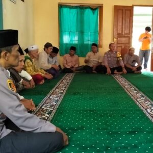 Jumat Berkah Polsek Cirinten, Bagikan 50 Paket Makanan kepada Jamaah Masjid Tungtungbatu
