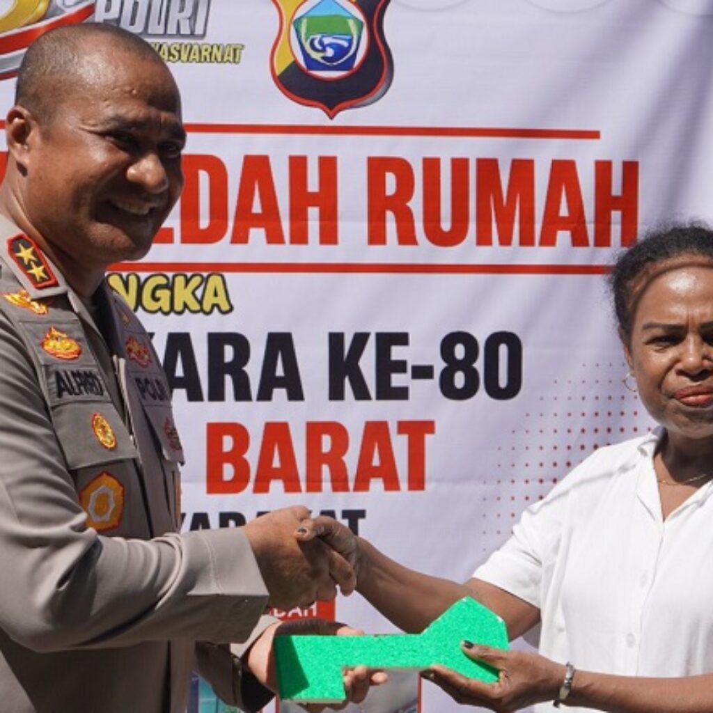 Hari Bhayangkara ke-80, Kapolda Papua Barat Serahkan Bantuan Sumur Bor dan Rumah Layak Huni di Manokwari