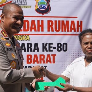Hari Bhayangkara ke-80, Kapolda Papua Barat Serahkan Bantuan Sumur Bor dan Rumah Layak Huni di Manokwari