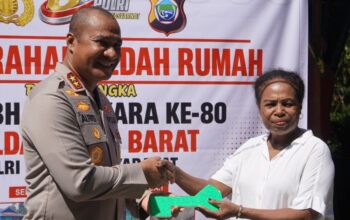 Kapolda Papua Barat Serahkan Bantuan Sumur Bor dan Rumah Layak Huni di Manokwari