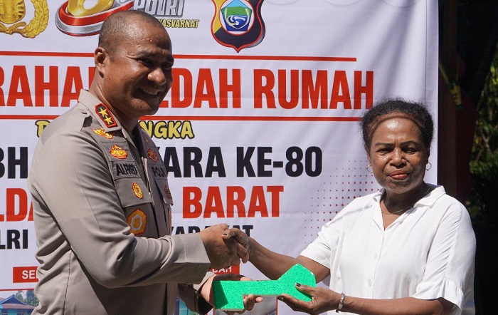 Kapolda Papua Barat Serahkan Bantuan Sumur Bor dan Rumah Layak Huni di Manokwari