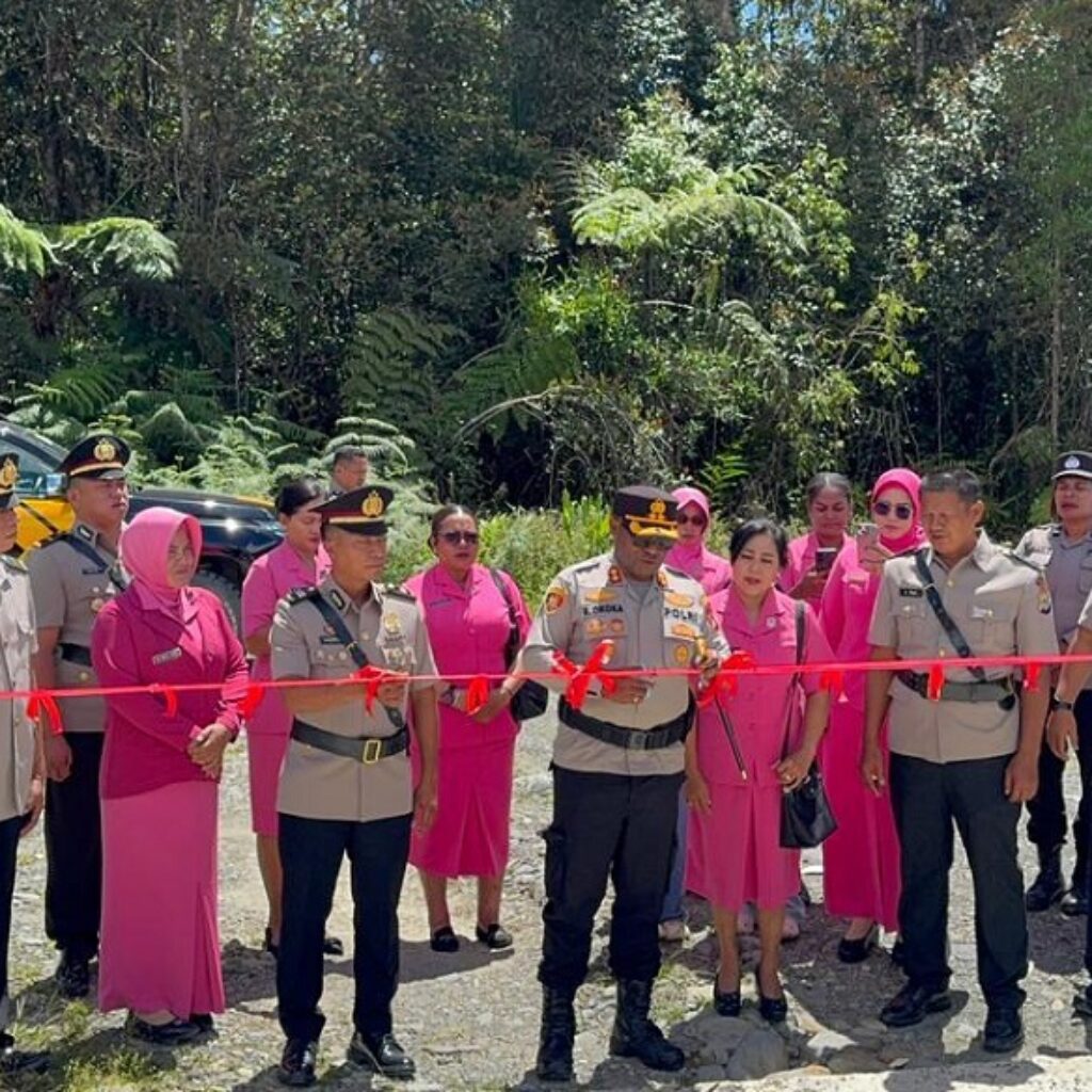 Kapolres Pegunungan Arfak Serahkan Kunci Rumah Dinas, Wujud Komitmen Sejahterakan Anggota